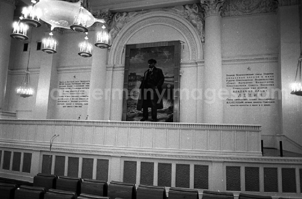 GDR image archive: Leningrad - Das Smolny-Institut. Hier wurde die Oktoberrevolution geplant, und nach der Revolution war hier der Regierungssitz der Sowjetunion. Nach der Februarrevolution 1917 hatte hier der von den Bolschewisten beherrschte Arbeiter- und Soldatenrat seinen Platz. Nach dem Sturz der Regierung Kerenski residierte hier der Rat der Volkskommissare, die erste sowjetische Regierung. (