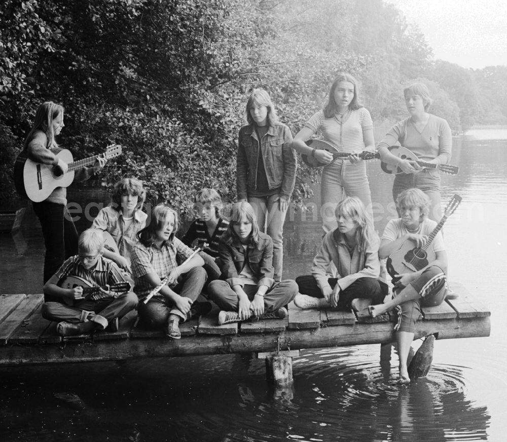 GDR image archive: Biesenthal - The folk instrument orchestra / Chamber Orchestra from the House of the Young Pioneers German Titow in Biesenthal in Brandenburg on the territory of the former GDR, German Democratic Republic