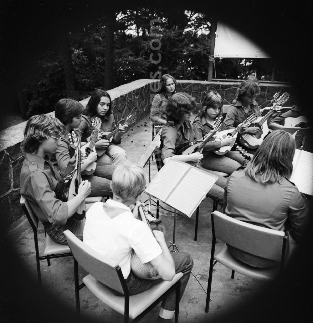 GDR picture archive: Biesenthal - The folk instrument orchestra / Chamber Orchestra from the House of the Young Pioneers German Titov during an appearance in Biesenthal in Brandenburg on the territory of the former GDR, German Democratic Republic
