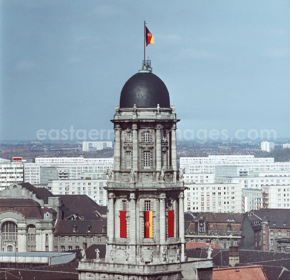GDR photo archive: Berlin - Zum 1. Mai mit Fahnen festlich geschmückt ist das Zeughaus Unter den Linden in Berlin-Mitte. Das Museum für Deutsche Geschichte (MfDG) hatte in der DDR hier seinen Sitz.