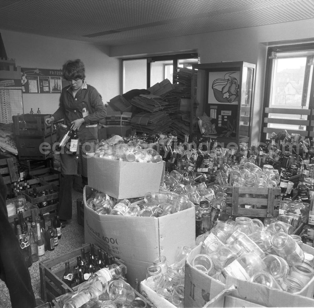 GDR photo archive: Berlin - Schüler bringen im Rahmen einer Solidaritätsaktion gesammelte Altstoffe in ihre Schule in Berlin. In der DDR war ein flächendeckendes Netz von so genannten SERO-Sammelstellen aufgebaut, die die sogenannten Sekundärrohstoffe (SERO), wie Flaschen, Altpapier, Schrott und Textilien gegen ein Entgelt zurücknahmen. Häufig wurde auch für organisierte Soli-Aktionen gesammelt, in deren Rahmen das eingenommene Geld wohltätigen Zwecken gespendet wurde.