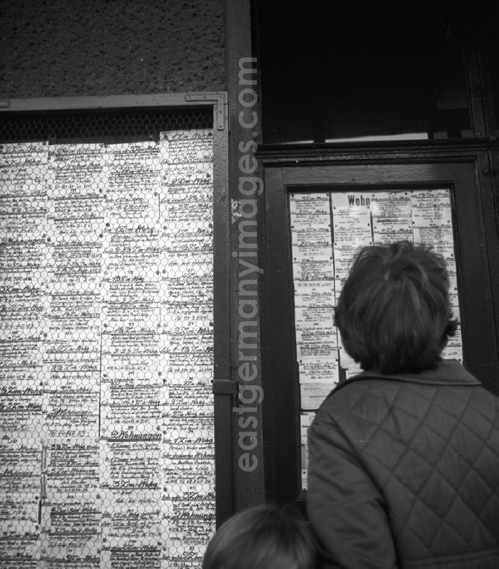 GDR photo archive: Berlin - Passanten stehen vor einem Geschäft in der Schönhauser Allee in Berlin-Prenzlauer Berg und studieren die ausgehängten Anzeigen auf der Suche nach einer günstigen Gelegenheit. Da in der DDR viele Produkte zur sogenannten Mangelware gehörten, wurde die Möglichkeit des An- und Verkaufs bzw. Tauschs vielfach genutzt. Die Anzeigen erschienen in den Zeitungen und Zeitschriften, oft wurden auch öffentliche Aushänge - die Annoncentafeln - genutzt.