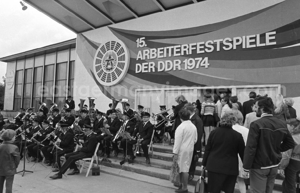 Erfurt: In the district Hochheim in Erfurt in the state Thuringia on the territory of the former GDR, German Democratic Republic, above the entrance area of Hall 1 on the iga site invites a large poster to the 15th workers' festival of the GDR, the visitors are welcomed with brass music