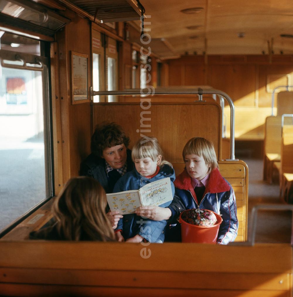 Berlin: Eine Familie liest in einer Berliner S-Bahn das Buch Ferdinand, der Stier von Munro Leaf.