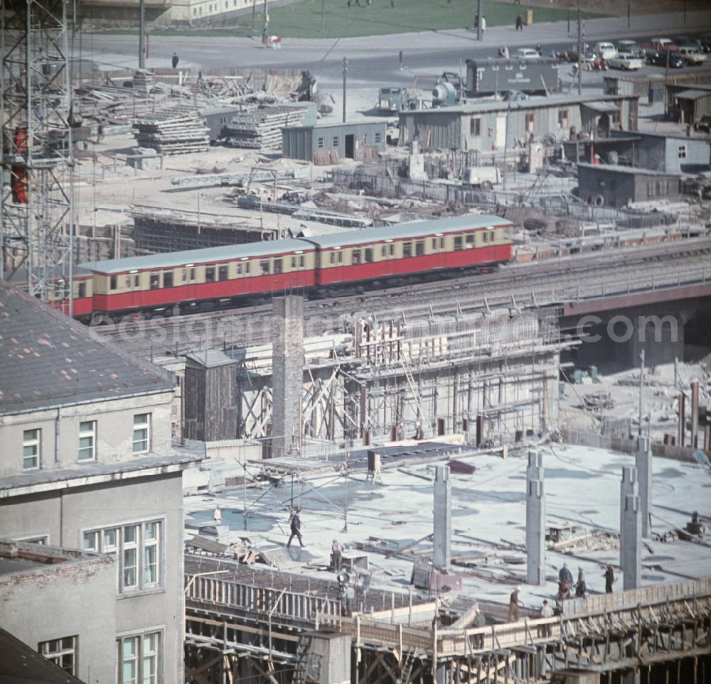 Berlin: Eine S-Bahn fährt durch die Großbaustelle am Alexanderplatz in Berlin. Die großflächige Umgestaltung des Alex sollte Ost-Berlin als Hauptstadt der DDR das Antlitz einer sozialistischen Großstadt verleihen.