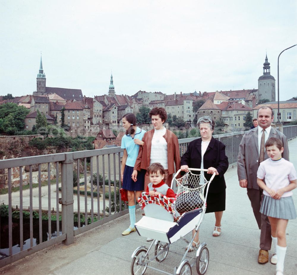Bautzen: Ein Familie spaziert über die Friedensbrücke in Bautzen. Im Hintergrund sieht man die Altstadt von Bautzen mit Resten der Stadtmauer. V.l.n.r. der Turm des Dom St. Petri zu Bautzen, der Turm des Rathauses und der Lauenturm.