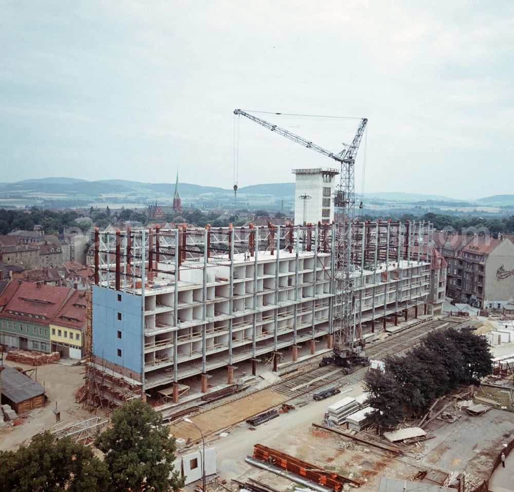 GDR image archive: Bautzen - Im Osten von Bautzen wird ein Plattenbau errichtet. Der Wohnungsmangel in der DDR führte zu einem sozialen Wohnungsbauprogramm, das oft unabhängig von der historischen Stadtstruktur realisiert wurde.