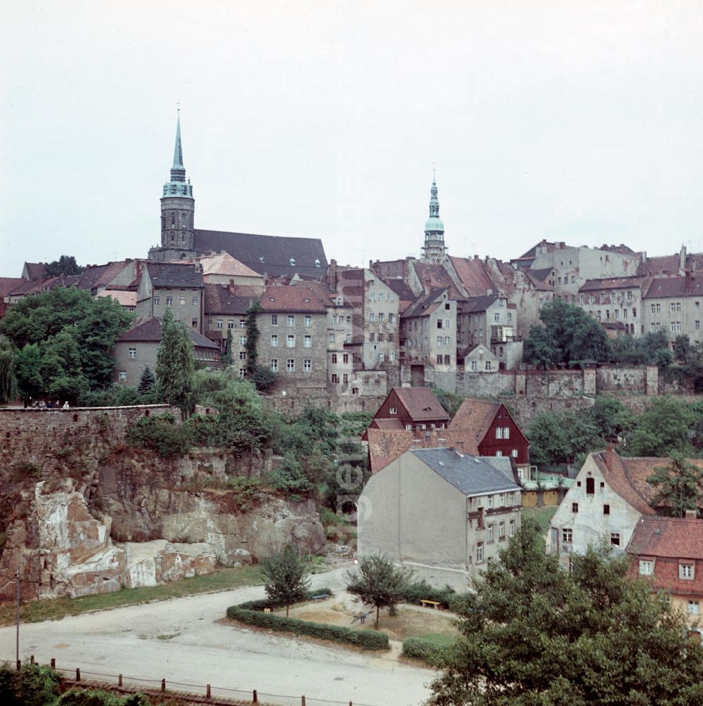 GDR photo archive: Bautzen - Blick von Süden auf die Altstadt von Bautzen mit Resten der Stadtmauer. Links ist der Turm des Dom St. Petri zu Bautzen zu sehen, rechts der Turm des Rathauses.