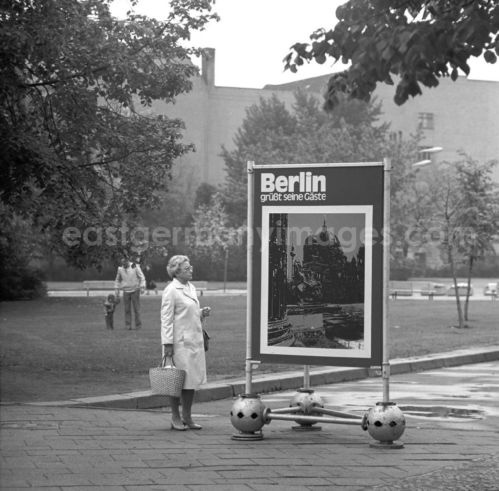 Berlin: Ein Aufsteller für Touristen mit dem Schriftzug Berlin grüßt seine Gäste und der Abbildung Berliner Sehenswürdigkeiten steht im Berliner Stadtzentrum.