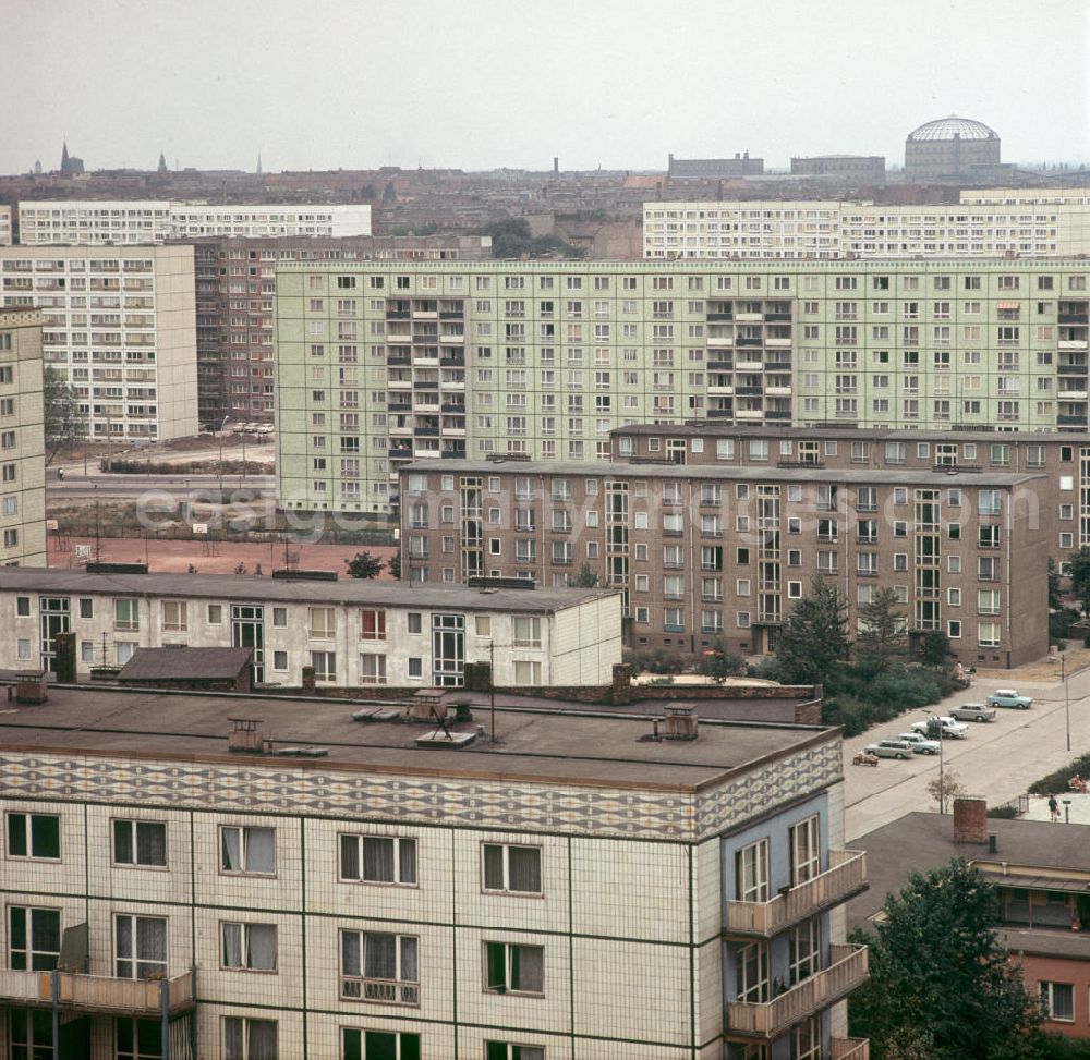 GDR image archive: Berlin - Moderne Neubauten sollen Ost-Berlin als Hauptstadt der DDR das Antlitz einer sozialistischen Großstadt verleihen - hier Blick über Hochhäuser an der Karl-Marx-Allee auf das Gaswerk an der Dimitroffstraße. Der bestehende Wohnungsmangel entwickelte sich in der DDR seit den 6