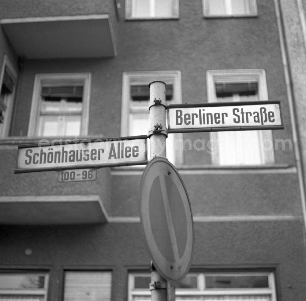 Berlin: Blick auf die Straßenschilder Schönhauser Allee / Berliner Straße in Berlin-Prenzlauer Berg. Die Schönhauser Allee gehörte zu den beliebtesten Einkaufsstraßen im Berliner Osten.