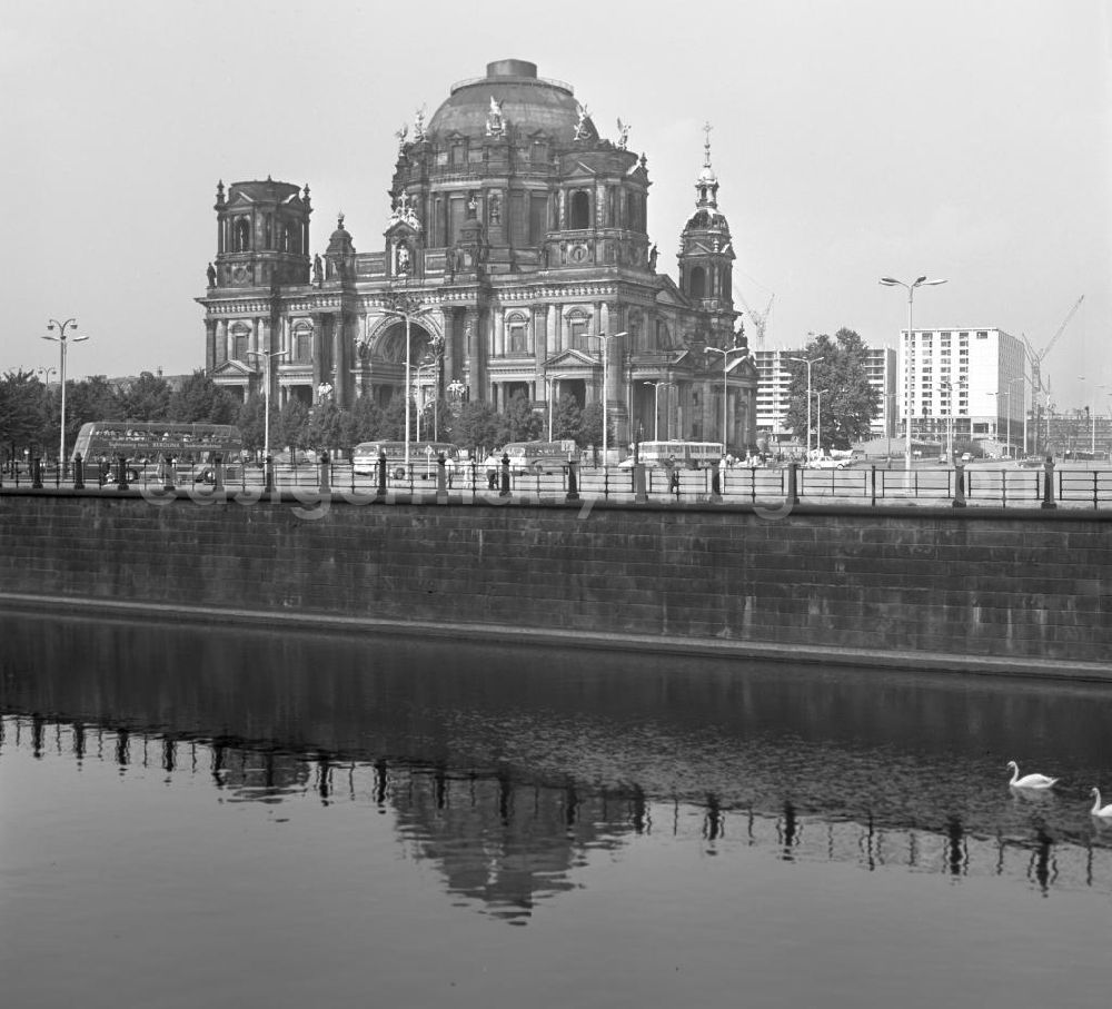 GDR photo archive: Berlin - Blick über die Spree auf den Berliner Dom mit provisorisch verschlossener Kuppel.