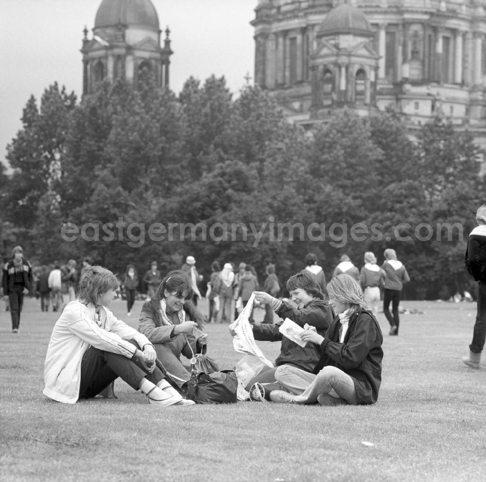 GDR image archive: Berlin - Besucher des Pressefestes der SED-Tageszeitung Neues Deutschland (ND) entspannen auf einer Wiese am Berliner Dom in Berlin-Mitte.