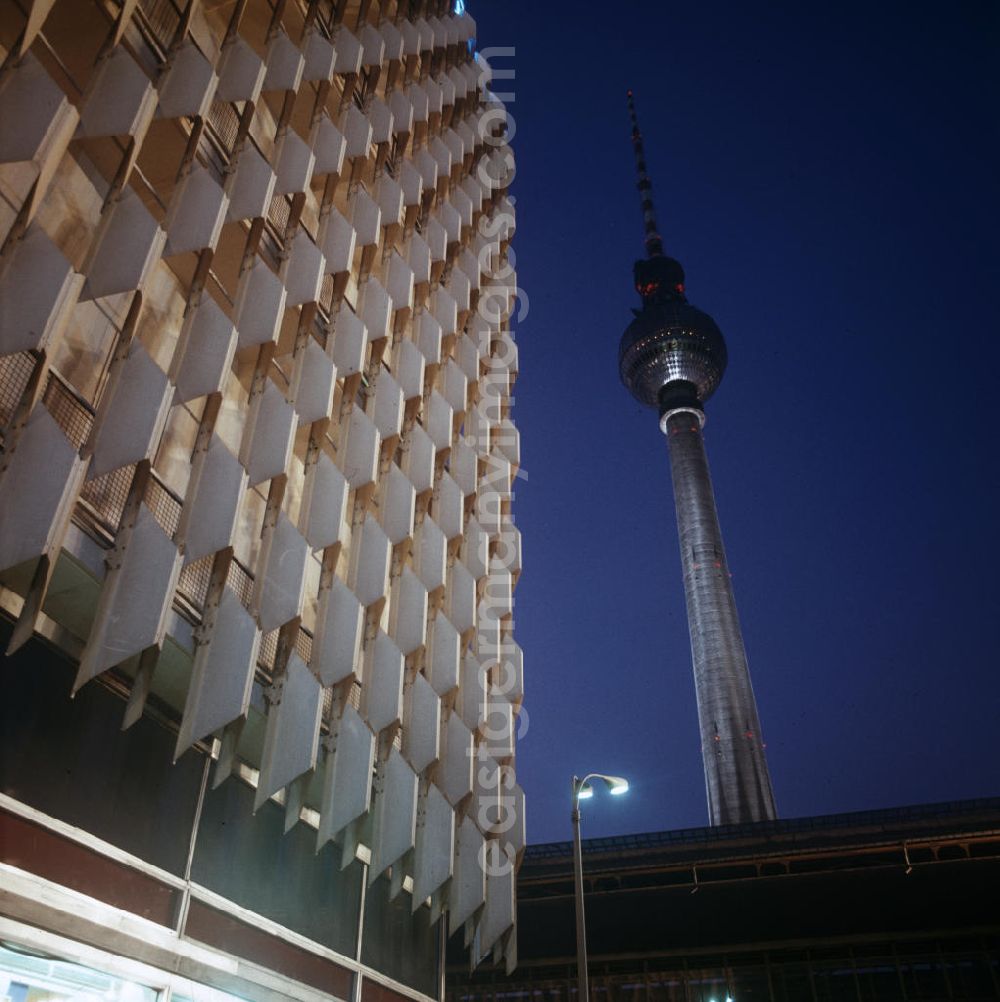 GDR photo archive: Berlin - Blick vom Alexanderplatz an der Fassade des Centrum Warenhauses vorbei auf den Berliner Fernsehturm.