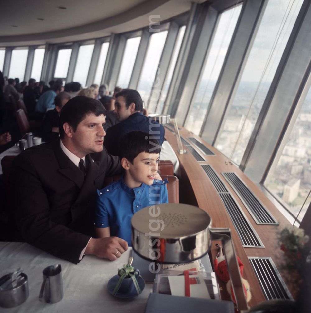 GDR photo archive: Berlin - Ein Besuch im Berliner Fernsehturm - vom Telecafe im Inneren der Kugel des Turmes haben die Besucher einen überragenden Blick auf das Stadtzentrum, aufgenommen Mitte der 7