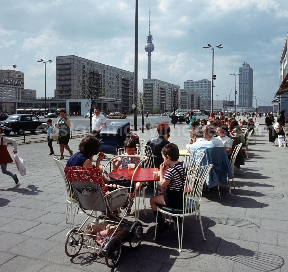 Berlin: Moderne Neubauten sollen Ost-Berlin als Hauptstadt der DDR das Antlitz einer sozialistischen Großstadt verleihen - hier Familien beim Eisessen im beliebten Café Moskau an der Karl-Marx-Allee. Der bestehende Wohnungsmangel entwickelte sich in der DDR seit den 6