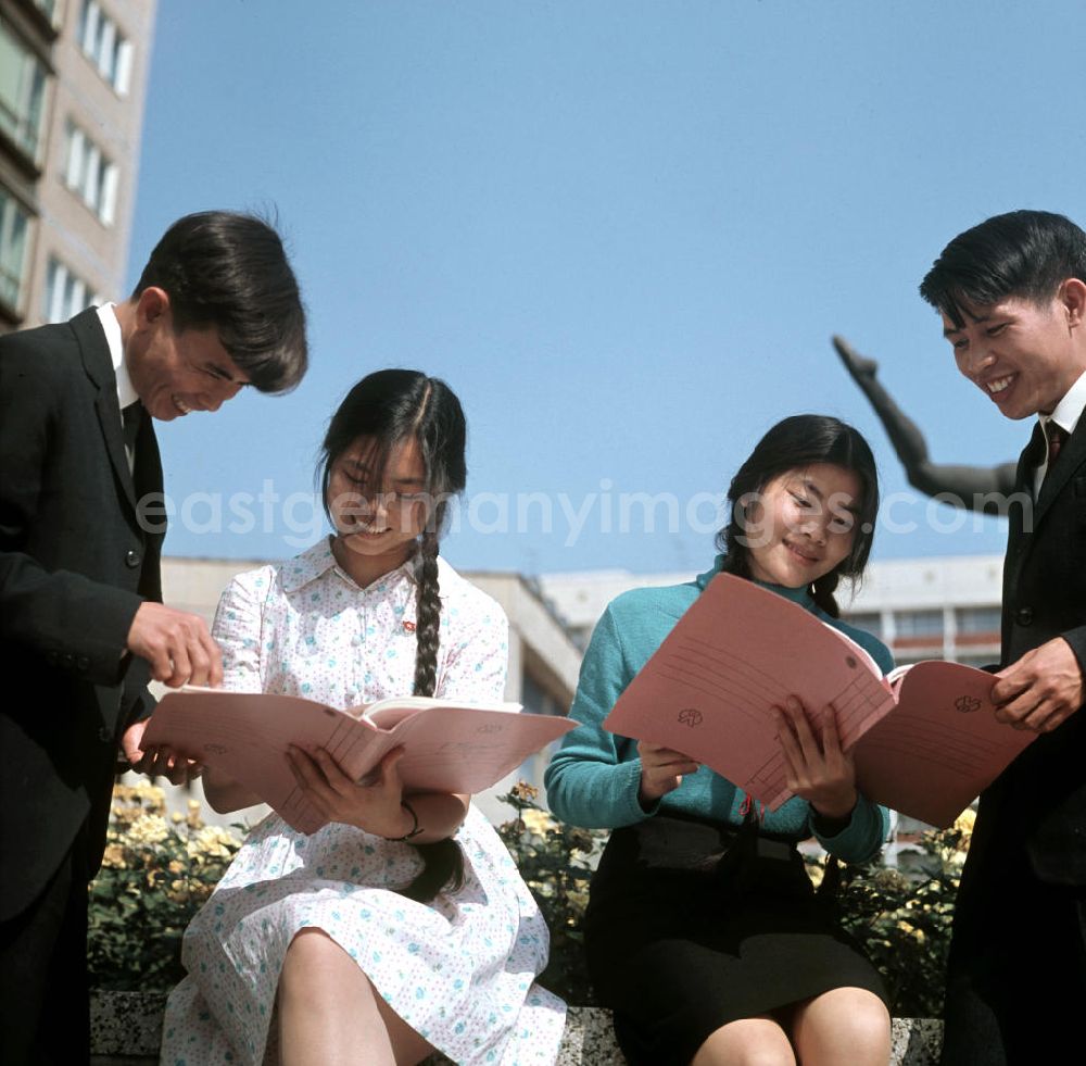 Leipzig: Junge Vietnamesen posieren mit ihren Unterlagen für den Fotografen. Vietnamesen bildeten in der DDR die größte Gruppe an Arbeitskräften aus den sozialistischen Bruderländern.
