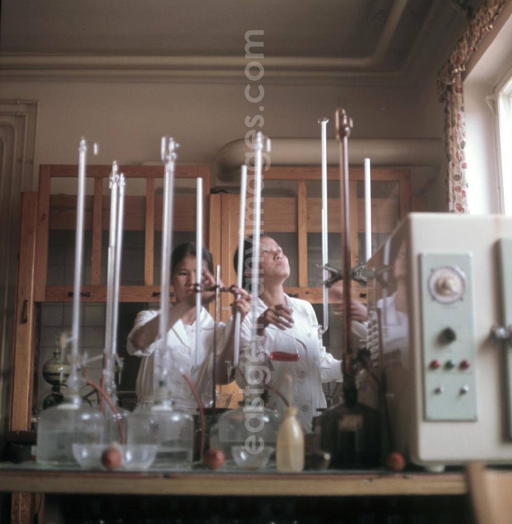 GDR photo archive: Berlin - Vietnamesische Praktikantinnen bei der Ausbildung im VEB Berlin-Chemie. Vietnamesen bildeten in der DDR die größte Gruppe an Arbeitskräften aus den sozialistischen Bruderländern.