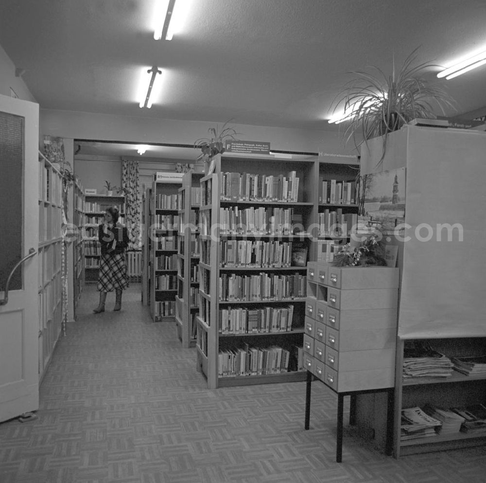 GDR image archive: Berlin - Blick in eine Bibliothek in Berlin-Mahlsdorf.