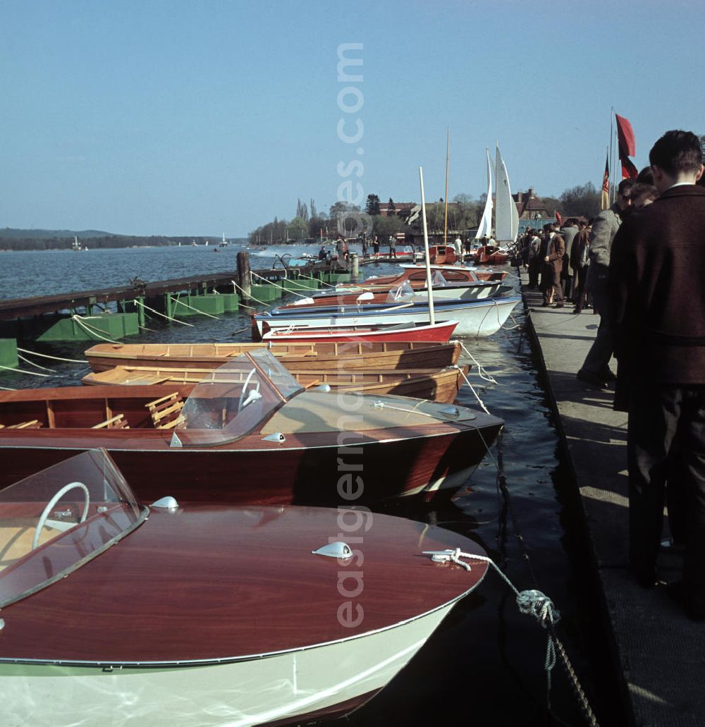 GDR image archive: Berlin - Auf einer Bootsausstellung in Berlin-Grünau am Dahme-Ufer werden verschiedene Modelle an Motor- und anderen Booten vorgestellt.