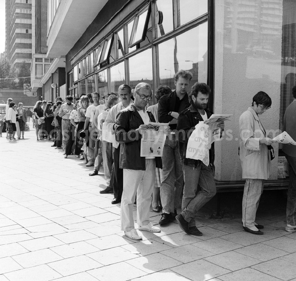 GDR picture archive: Berlin - GDR citizens are facing a savings bank line to cash out the new D-mark that since the implementation of economic and monetary and social union, the East German marks replaced in Berlin, the former capital of the GDR, German Democratic Republic