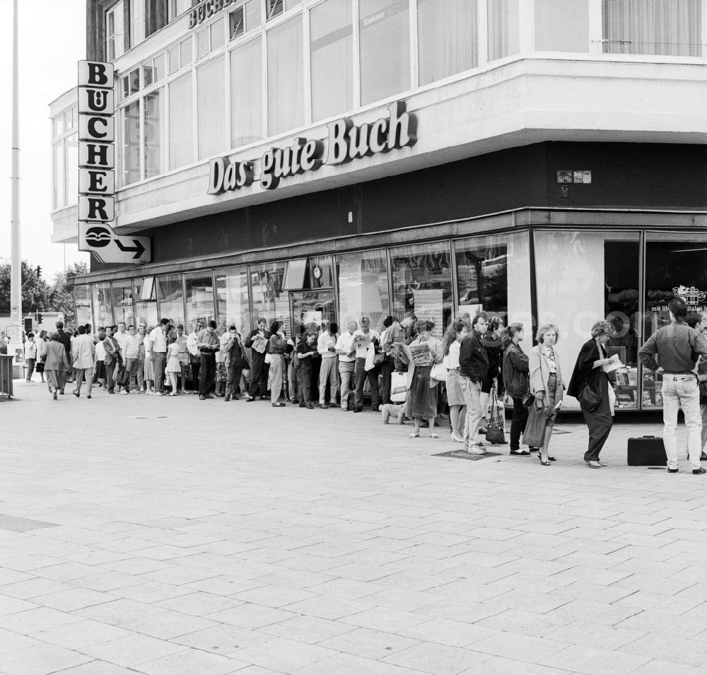 Berlin: GDR citizens are facing a savings bank line to cash out the new D-mark that since the implementation of economic and monetary and social union, the East German marks replaced in Berlin, the former capital of the GDR, German Democratic Republic