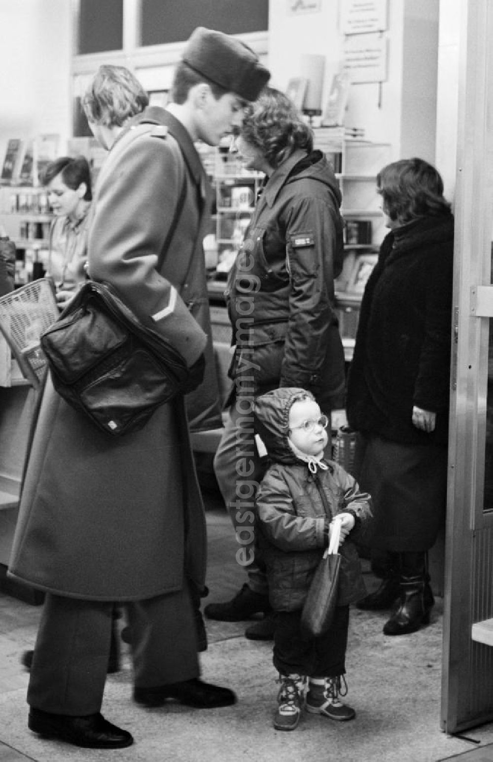 GDR picture archive: Berlin - Kunden stehen in einer Warteschlange in einer Buchhandlung in Berlin.
