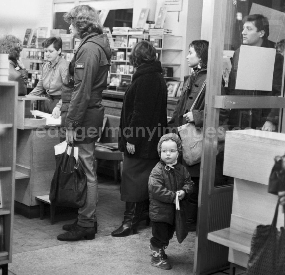 GDR picture archive: Berlin - Kunden stehen in einer Warteschlange in einer Buchhandlung in Berlin.
