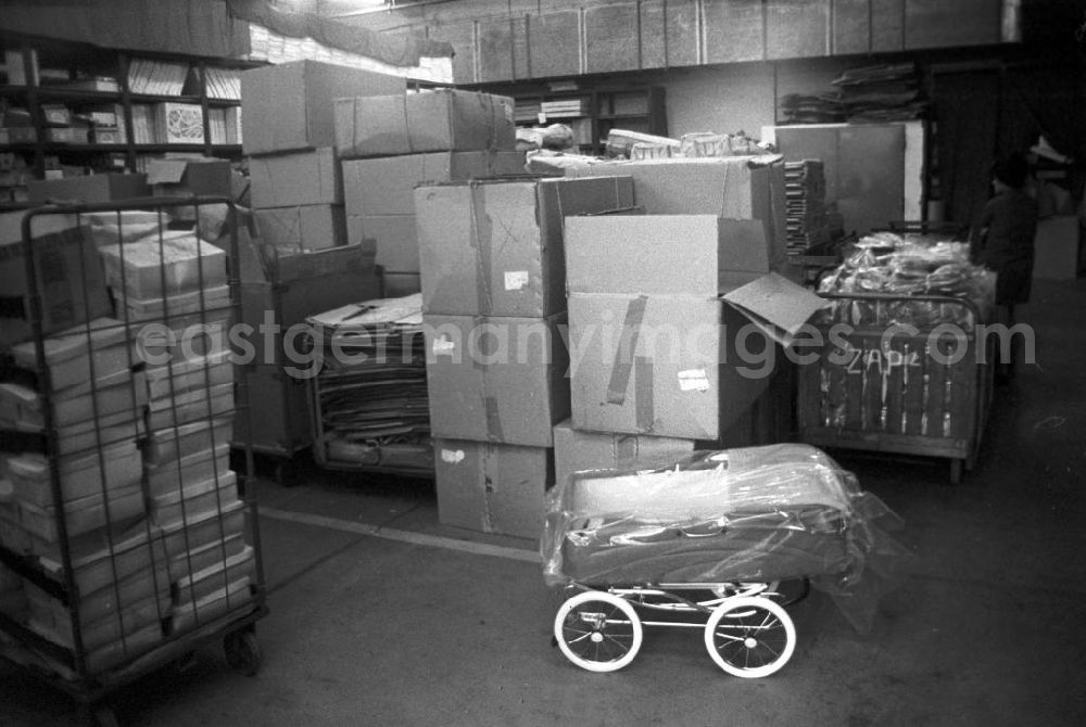 GDR image archive: Berlin - Ein noch verpackter Kinderwagen des VEB ZEKIWA steht in einem Lager im Centrum Warenhaus am Alexanderplatz in Berlin.