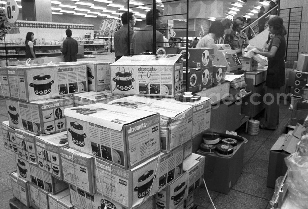 GDR photo archive: Berlin - An einem Stand im Centrum Warenhaus am Alexanderplatz in Berlin werden die sehr beliebten Töpfe der Marke Chrometa perfekt verkauft.