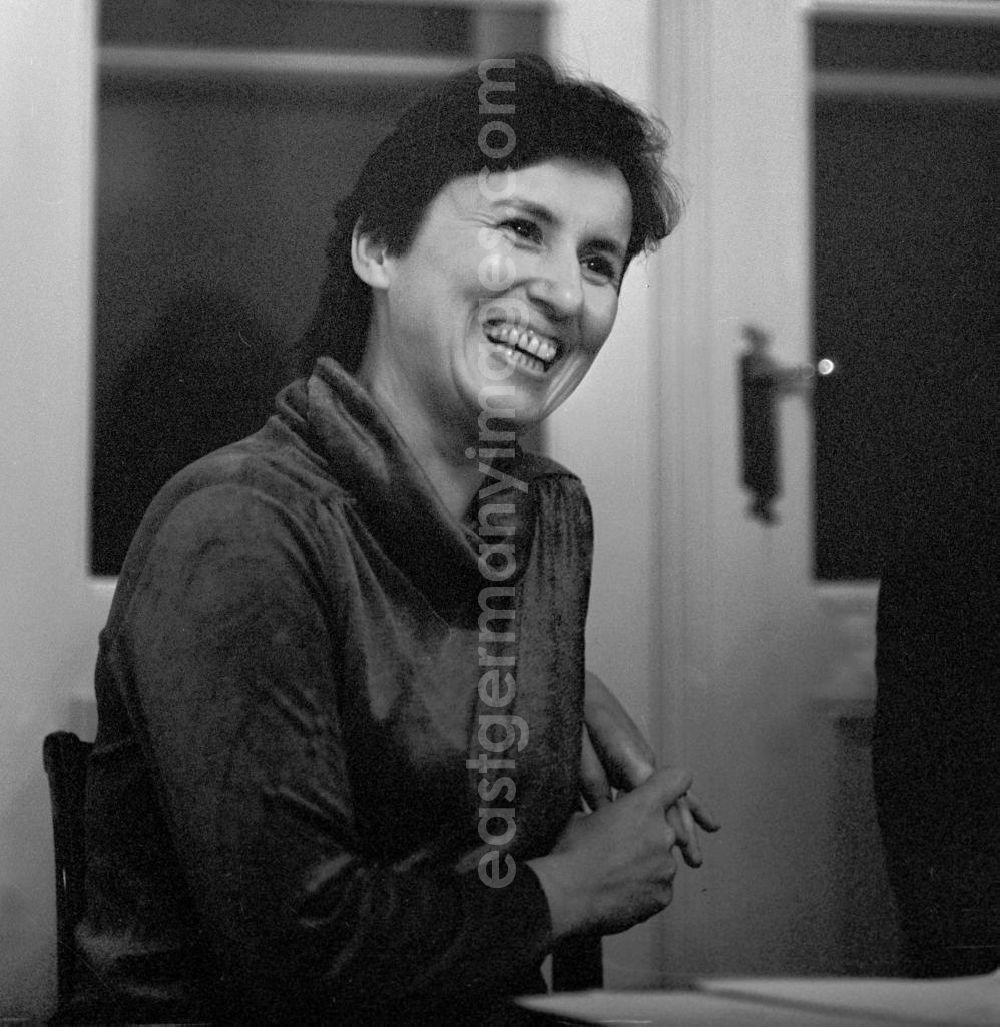 GDR image archive: Berlin - Die Schriftstellerin Charlotte Grasnick bei einer Veranstaltung auf dem Schloß Friedrichsfelde in Berlin.