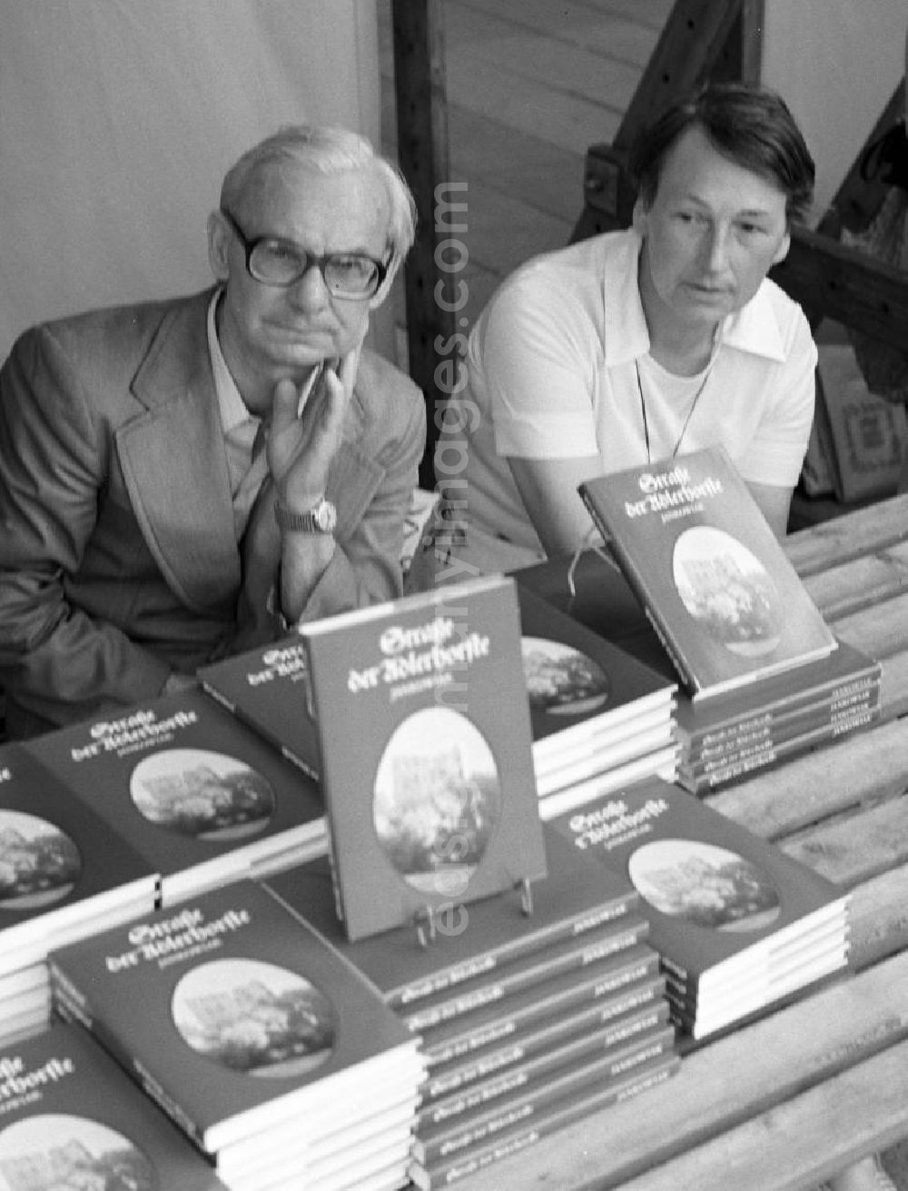 Potsdam: Die Schriftsteller Christa und Johannes Jankowiak präsentieren ihr Buch Straße der Adlerhorste auf dem Schriftstellerbasar in Potsdam.