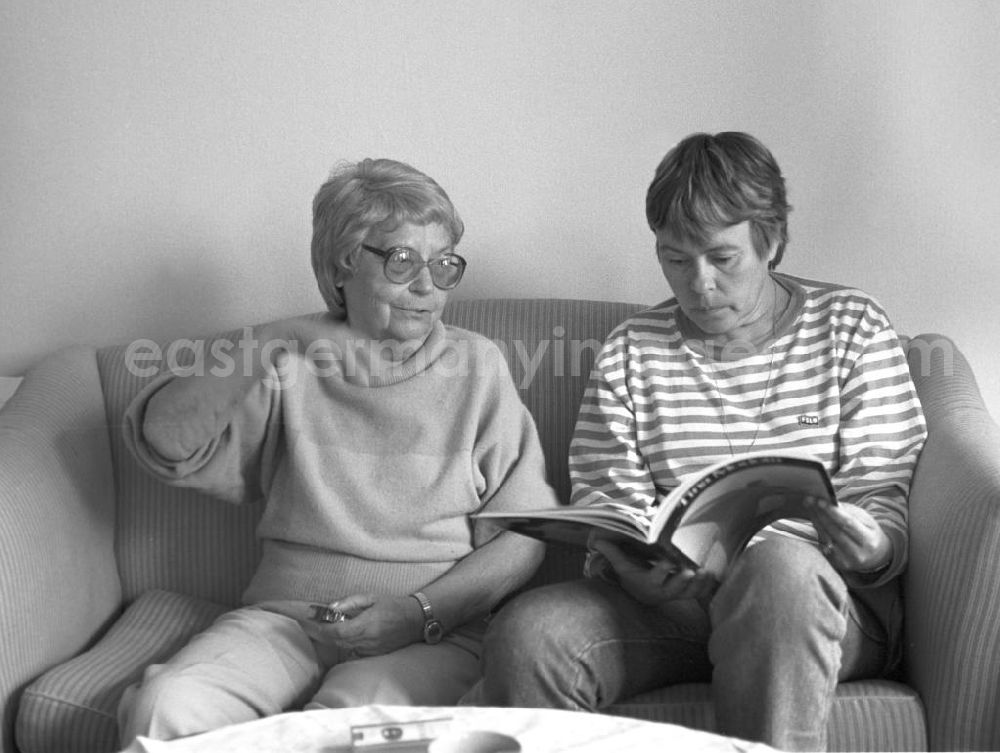 GDR picture archive: Berlin - Die Schriftstellerinnen Christiane Barckhausen (r.) und Elfriede Brüning ( Pseudonym: Elke Klent ) in Berlin.