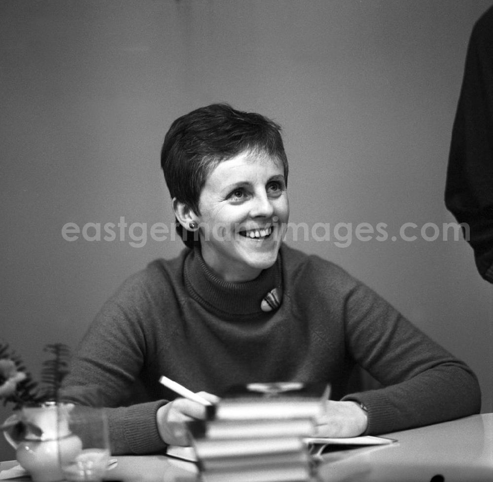 GDR picture archive: Berlin - Die Schriftstellerin Christine Müller signiert ihre Bücher auf einer Lesung.