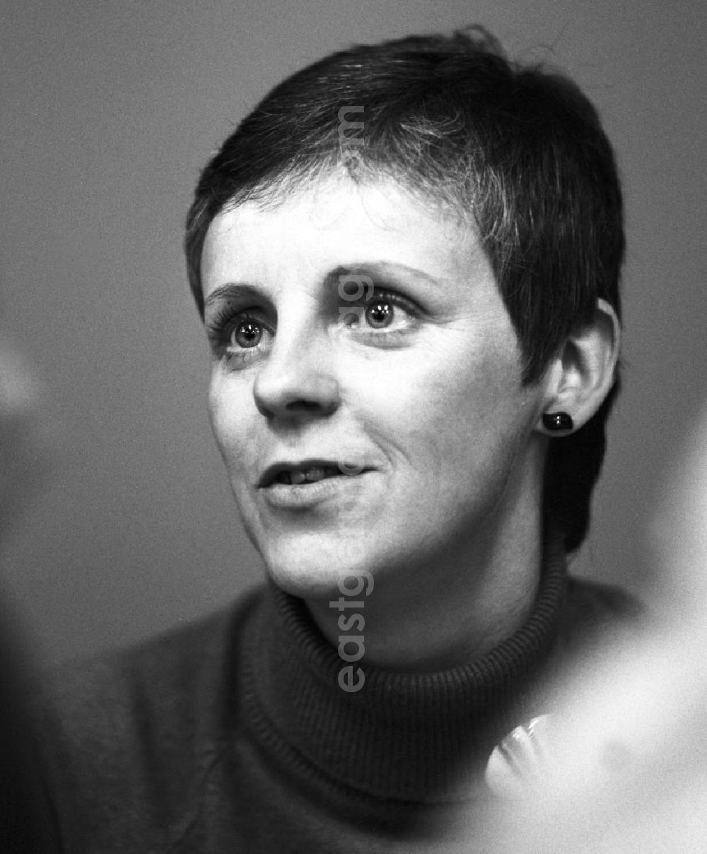 GDR image archive: Berlin - Die Schriftstellerin Christine Müller signiert ihre Bücher auf einer Lesung.