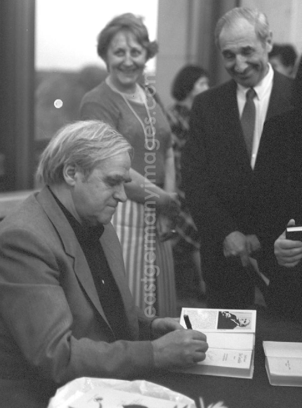 GDR image archive: Berlin - Der sowjetische Schriftsteller Daniil Granin bei einer Autogrammstunde im Theater im Palast (TiP) in Berlin. Das TiP war ein beliebter Veranstaltungsort im Palast der Republik.