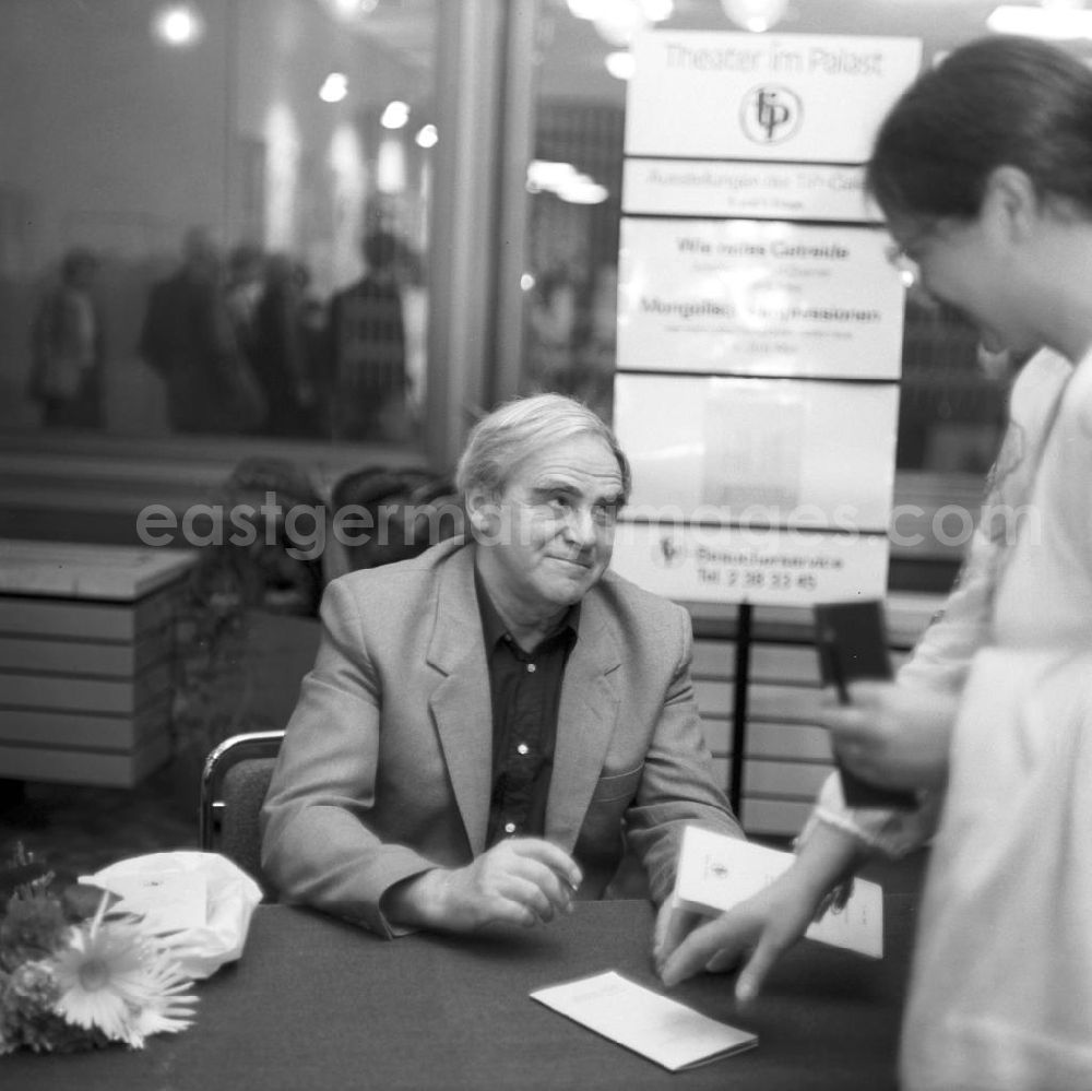 GDR photo archive: Berlin - Der sowjetische Schriftsteller Daniil Granin bei einer Autogrammstunde im Theater im Palast (TiP) in Berlin. Das TiP war ein beliebter Veranstaltungsort im Palast der Republik.