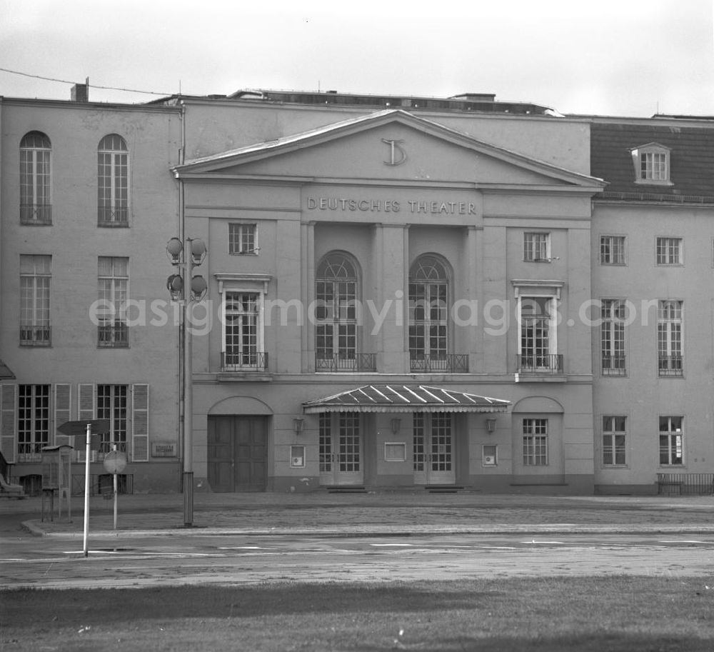 GDR picture archive: Berlin - Blick auf das Deutsche Theater (DT) an der Schumannstraße in Berlin, im selben Gebäudekomplex links die Kammerspiele.