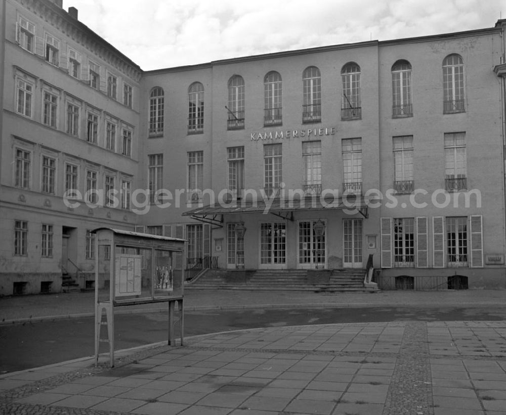 GDR photo archive: Berlin - Blick auf die zum Deutschen Theater (DT) gehörenden Kammerspiele an der Schumannstraße in Berlin.