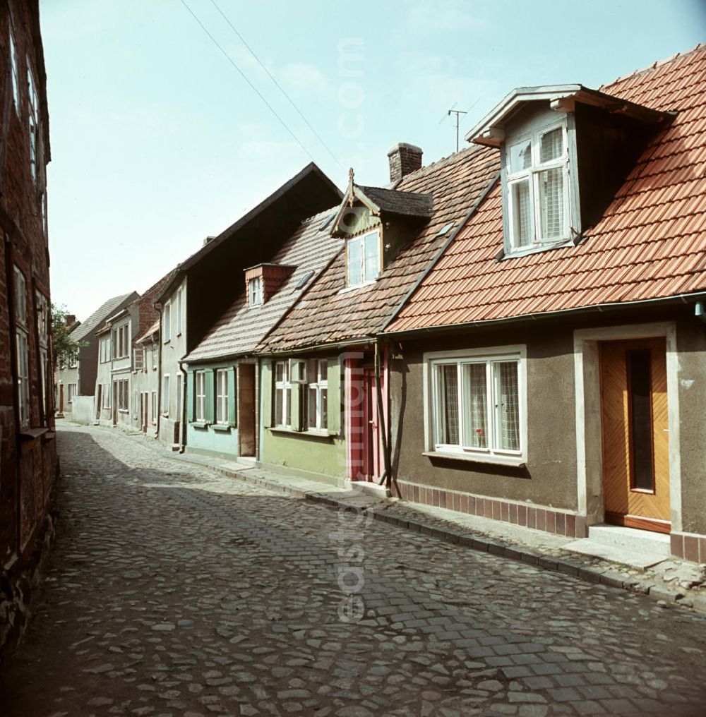 GDR picture archive: unbekannt - Blick auf Einfamilienhäuser in einem Dorf in Mecklenburg-Vorpommern.