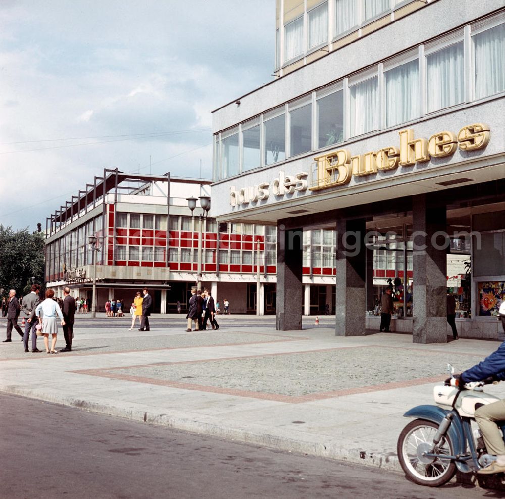 GDR image archive: Dresden - Blick auf das Institutsgebäude mit dem Haus des Buches an der Ernst-Thälmann-Straße / Postplatz in der Dresdner Altstadt.