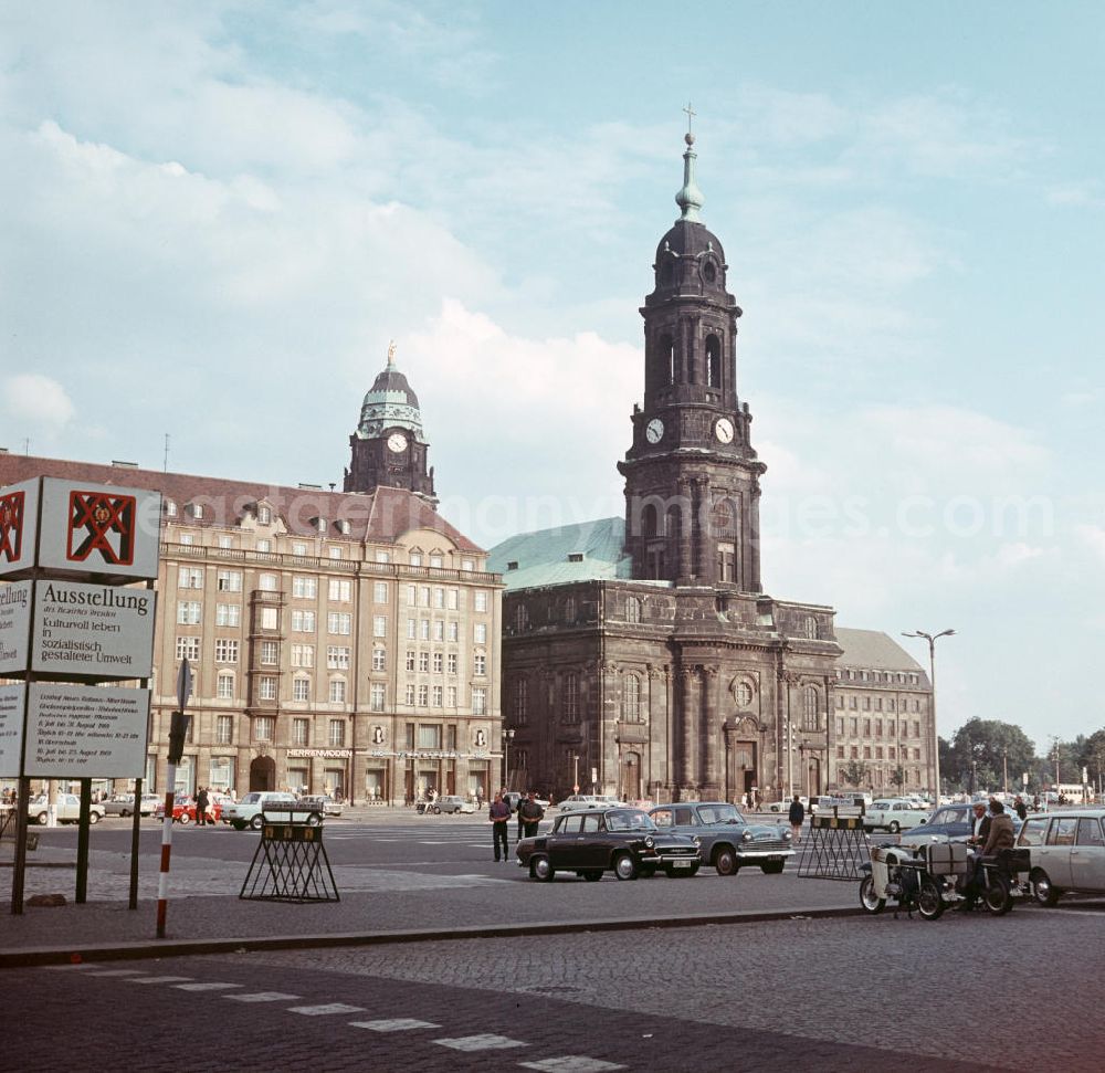 GDR photo archive: Dresden - Blick auf den Dresdener Altmarkt mit der Kreuzkirche. Links eine Ankündigung für eine Ausstellung zum 2
