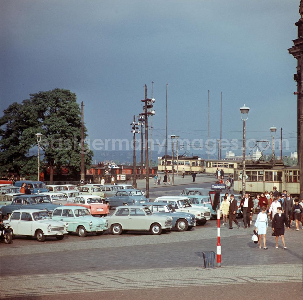 Dresden: Passanten, Straßenbahnen und parkende Autos am Theaterplatz vor der Augustusbrücke in Dresden.