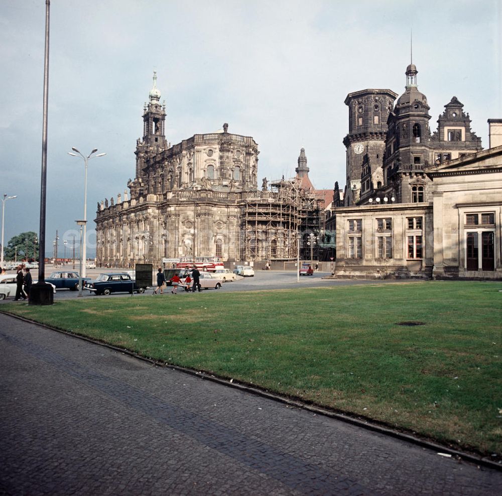 GDR photo archive: Dresden - Blick vom Theaterplatz auf die Hofkirche (l) und das Residenzschloss mit dem Hausmannsturm ohne Haube in Dresden. Das Schloss blieb bis zur Wende fast gänzlich in seinem kriegszerstörten Zustand.
