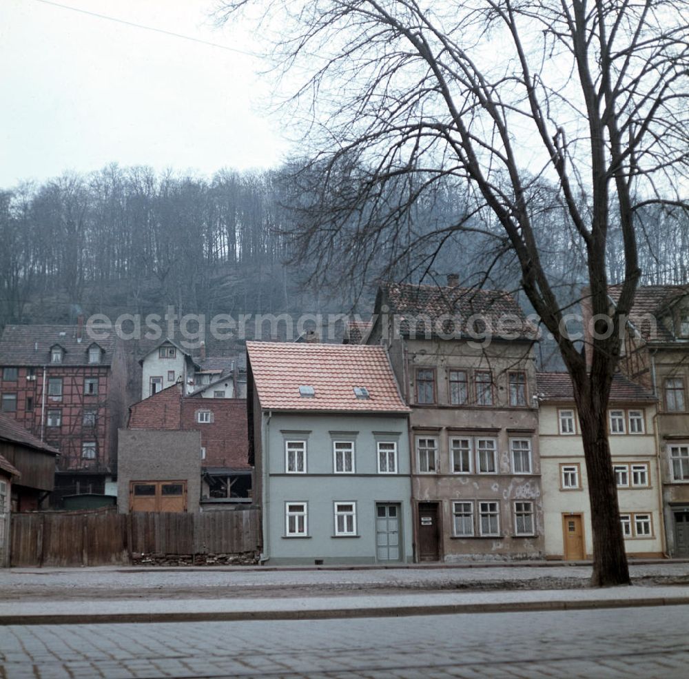GDR image archive: Eisenach - Blick auf einen Straßenzug mit Mehrfamilienhäuser / Wohnbauten in Eisenach.