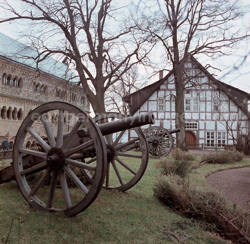 GDR picture archive: Eisenach - Zwei Kanonen aus der Festungszeit stehen auf dem Burghof der Wartburg in Eisenach. Der Legende nach wurde die Wartburg im Jahre 1067 von Graf Ludwig dem Springer gegründet, erstmals erwähnt wurde sie im Jahre 108