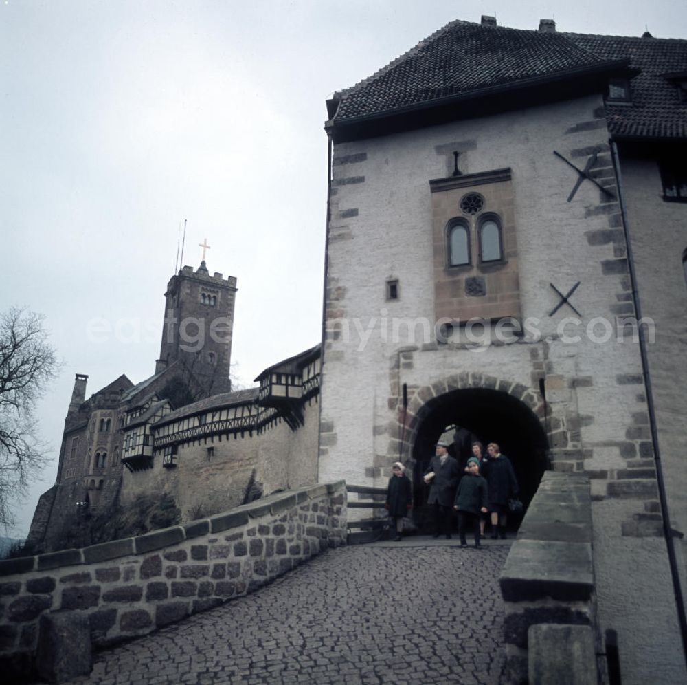 Eisenach: Eine Familie verlässt die Wartburg in Eisenach durch das Burgtor. Der Legende nach wurde die Wartburg im Jahre 1067 von Graf Ludwig dem Springer gegründet, erstmals erwähnt wurde sie im Jahre 108