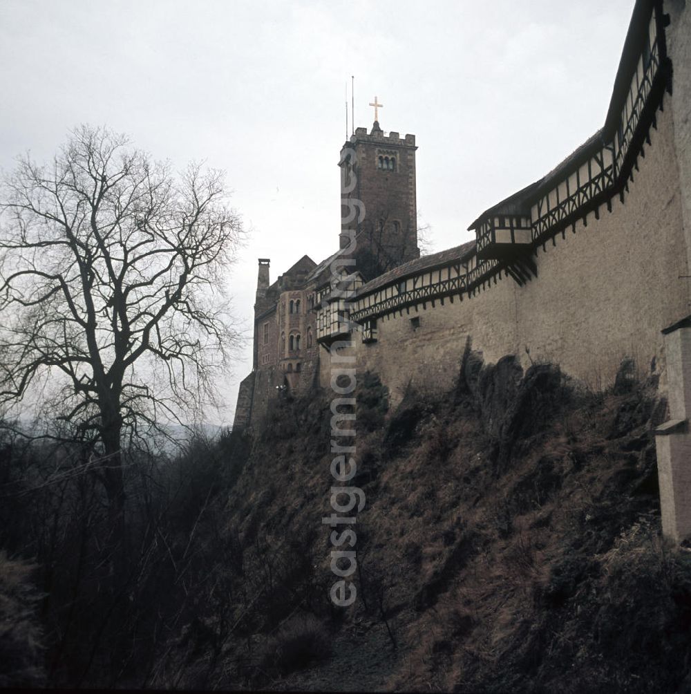 GDR image archive: Eisenach - Blick auf die östliche Mauer der Wartburg in Eisenach mit dem Pulverturm. Der Legende nach wurde die Wartburg im Jahre 1067 von Graf Ludwig dem Springer gegründet, erstmals erwähnt wurde sie im Jahre 108