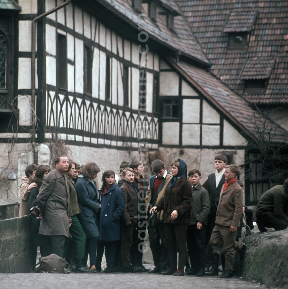 GDR photo archive: Eisenach - Ein Schulgruppe besucht mit ihren Betreuern die Wartburg in Eisenach. Der Legende nach wurde die Wartburg im Jahre 1067 von Graf Ludwig dem Springer gegründet, erstmals erwähnt wurde sie im Jahre 108