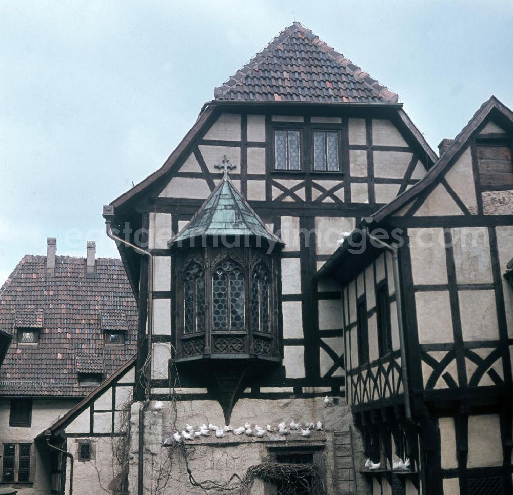 GDR picture archive: Eisenach - Ein Gebäude mit Erker auf dem Burghof der Wartburg. Auf einem Vorsprung hat sich eine Schar Tauben versammelt. Der Legende nach wurde die Wartburg im Jahre 1067 von Graf Ludwig dem Springer gegründet, erstmals erwähnt wurde sie im Jahre 108